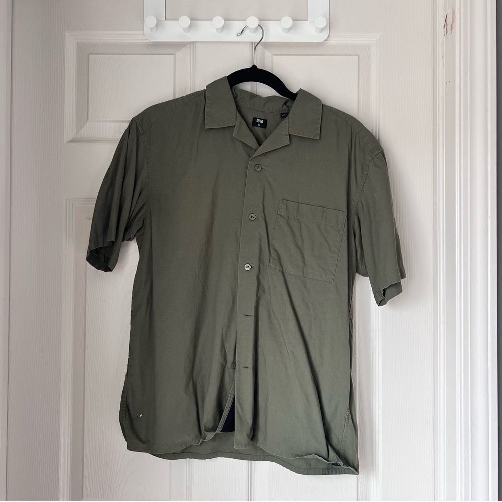 Uniqlo Men's Camp Olive Green Collar Shirt in X-Small